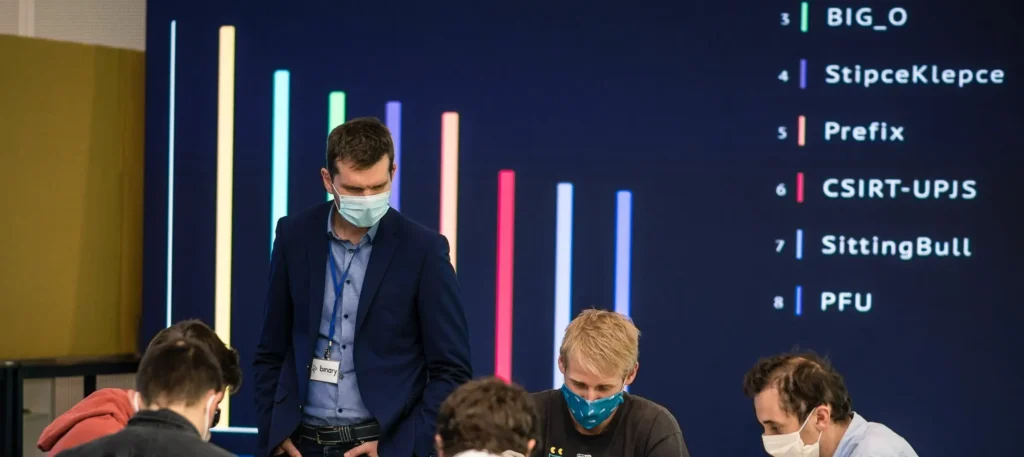 Tím IT špecialistov pracujúci na projekte v modernom technologickom prostredí